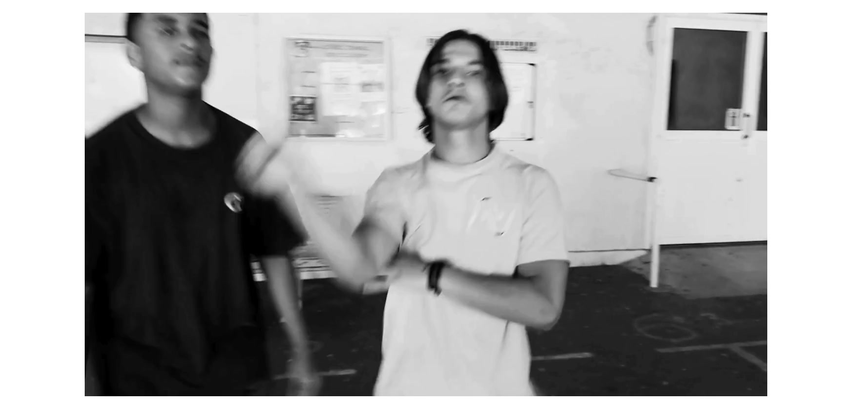 Clip duo en noir et blanc